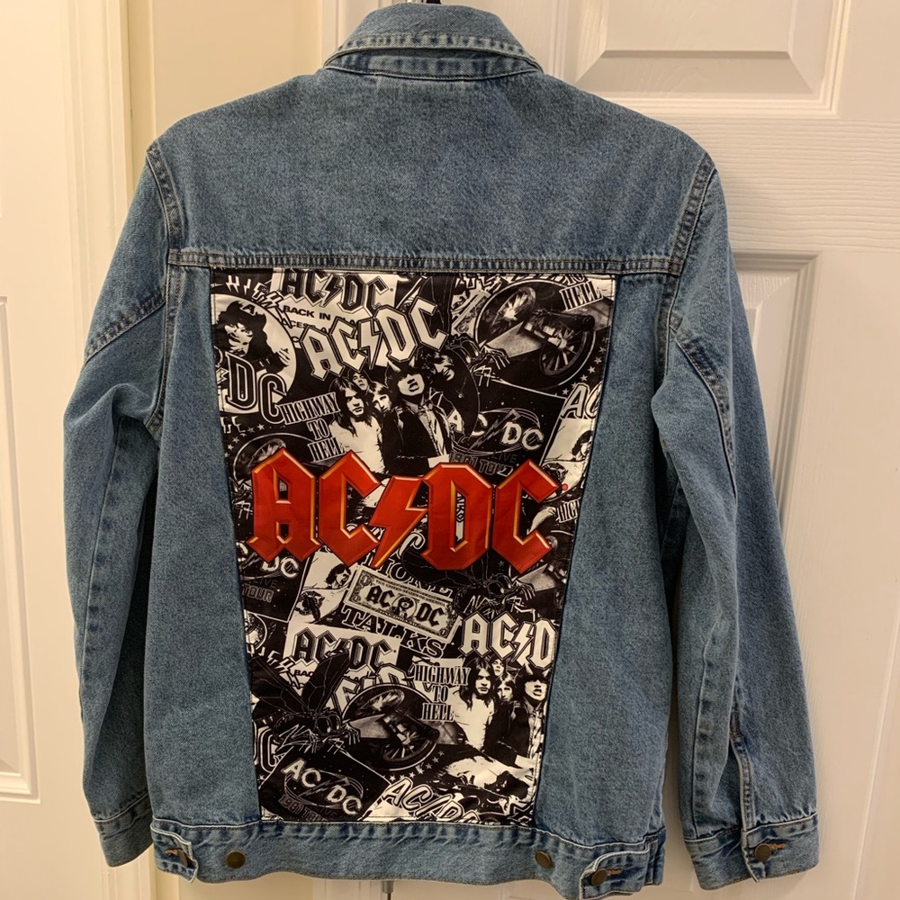 AC/DC women/mens graphic Jean jacket oversized size small but fits like a M/L